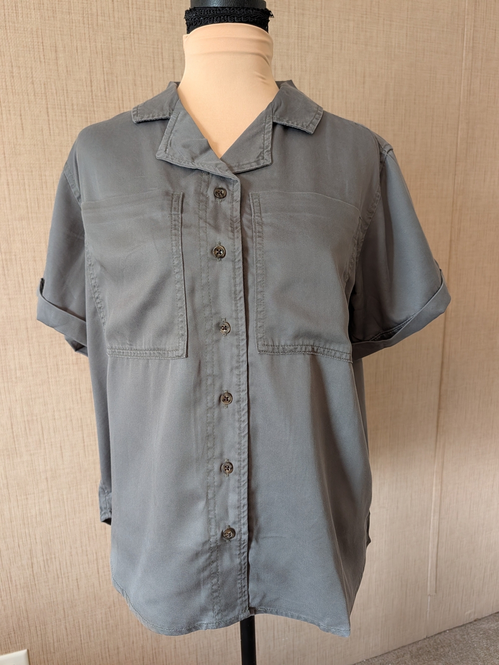 Relaxed Short-Sleeve Button-Down Shirt in Olive